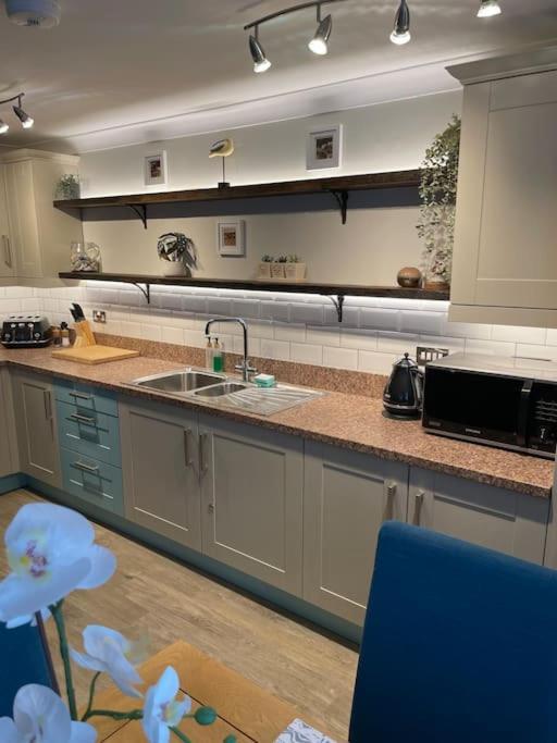 Seaside Modern Apartment Уестуърд Хоу Екстериор снимка